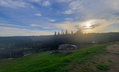 Grace Kelm Vende parcela de 5000m2 C/ casa REGULARIZADA y pozo de agua, amoblada en condo SEGURO Y BELLA VISTA