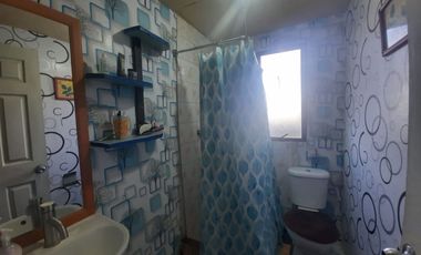 Grace Kelm Vende parcela de 5000m2 C/ casa REGULARIZADA y pozo de agua, amoblada en condo SEGURO Y BELLA VISTA