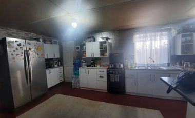 Grace Kelm Vende parcela de 5000m2 C/ casa REGULARIZADA y pozo de agua, amoblada en condo SEGURO Y BELLA VISTA