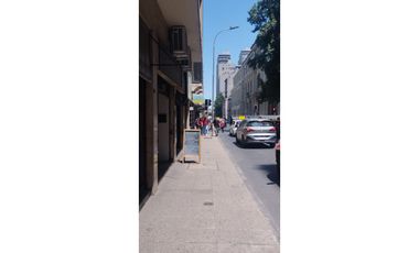 Arayabroker arrienda excelente local en callle Moneda a pasos del Palacio de La Moneda