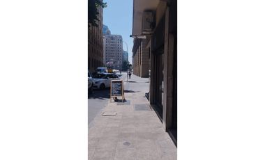 Arayabroker arrienda excelente local en callle Moneda a pasos del Palacio de La Moneda