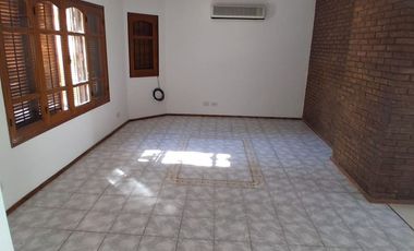 GODOY CRUZ 2 DORMITORIOS CASA UBICADISIMA CERCA