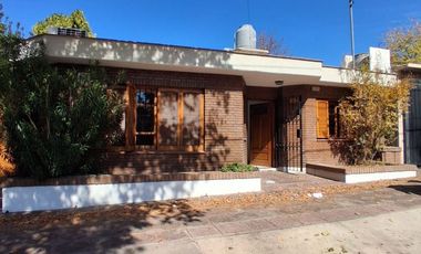 GODOY CRUZ 2 DORMITORIOS CASA UBICADISIMA CERCA