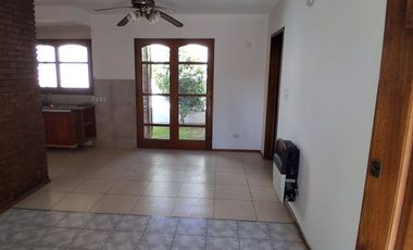GODOY CRUZ 2 DORMITORIOS CASA UBICADISIMA CERCA