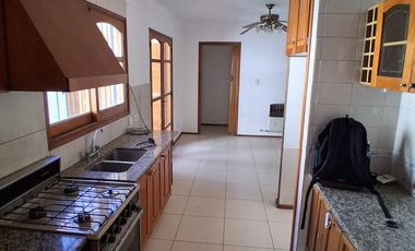 GODOY CRUZ 2 DORMITORIOS CASA UBICADISIMA CERCA