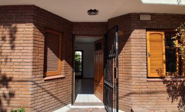 GODOY CRUZ 2 DORMITORIOS CASA UBICADISIMA CERCA