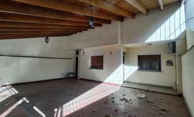 CASA EN SANTA LUCIA - CON POSIBILIDAD DE SER APTA