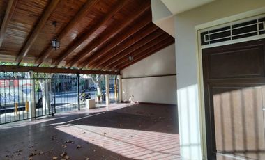 CASA EN SANTA LUCIA - CON POSIBILIDAD DE SER APTA