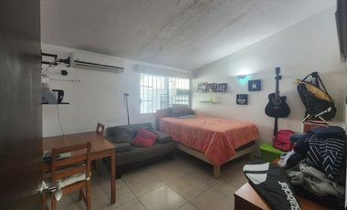 Amplia Casa en Costa Azul con potencial de crecimiento!