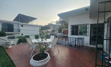 Amplia Casa en Costa Azul con potencial de crecimiento!