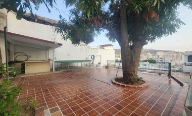 Amplia Casa en Costa Azul con potencial de crecimiento!