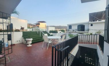 Amplia Casa en Costa Azul con potencial de crecimiento!