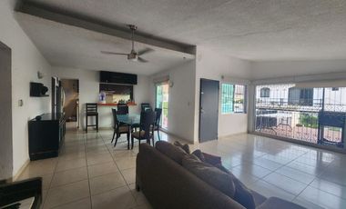 Amplia Casa en Costa Azul con potencial de crecimiento!