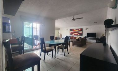 Amplia Casa en Costa Azul con potencial de crecimiento!