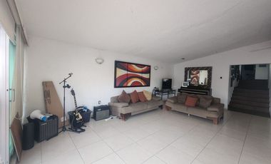 Amplia Casa en Costa Azul con potencial de crecimiento!