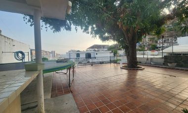 Amplia Casa en Costa Azul con potencial de crecimiento!