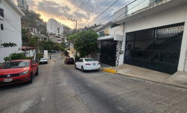 Amplia Casa en Costa Azul con potencial de crecimiento!