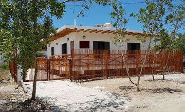 Listo para entrega! Amplia casa de 2 Recamaras a dos cuadras de la playa