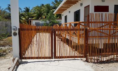 Listo para entrega! Amplia casa de 2 Recamaras a dos cuadras de la playa
