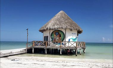 Listo para entrega! Amplia casa de 2 Recamaras a dos cuadras de la playa