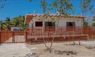 Listo para entrega! Amplia casa de 2 Recamaras a dos cuadras de la playa