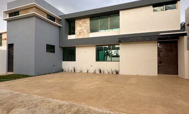 CASA EN VENTA MERIDA 4 RECÁMARAS Y ALBERCA