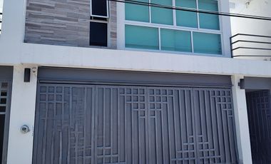 CASA EN VENTA EN HEROES DE NACOZARI, CIUDAD DEL CARMEN CAMPECHE.