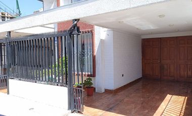 VENTA DE HERMOSA CASA Y MUY BIEN UBICADA
