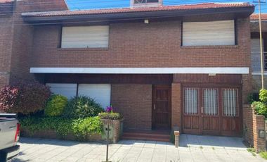 Casa en venta - 5 Dormitorios 4 Baños - Mar del Plata