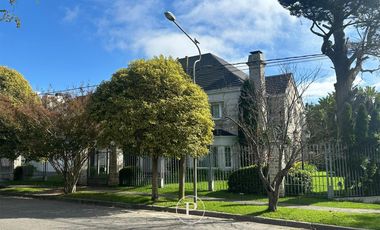 Residencia de categoría en la mejor zona del barrio Los Troncos