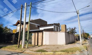 En Venta, Casa de 3 Dormitorios y quincho, Area centro, Plottier