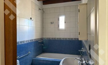 En Venta, Casa de 3 Dormitorios y quincho, Area centro, Plottier