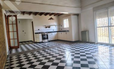 En Venta, Casa de 3 Dormitorios y quincho, Area centro, Plottier