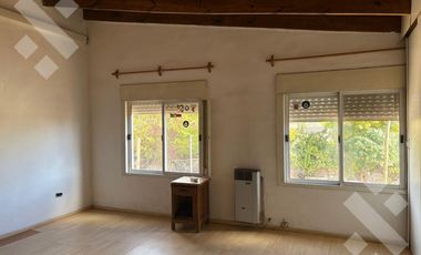 En Venta, Casa de 3 Dormitorios y quincho, Area centro, Plottier