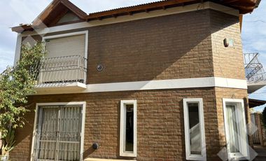 En Venta, Casa de 3 Dormitorios y quincho, Area centro, Plottier