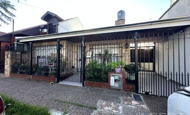 Venta casa 3 ambientes con cochera y quincho en Wilde