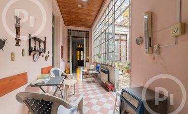 Casa antigua en VENTA en el corazón de Candioti norte, con gran terreno.