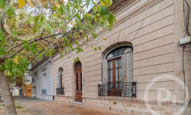 Casa antigua en VENTA en el corazón de Candioti norte, con gran terreno.