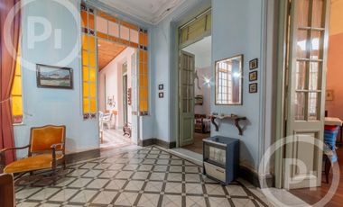 Casa antigua en VENTA en el corazón de Candioti norte, con gran terreno.