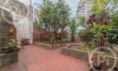 Casa antigua en VENTA en el corazón de Candioti norte, con gran terreno.