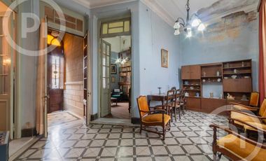 Casa antigua en VENTA en el corazón de Candioti norte, con gran terreno.