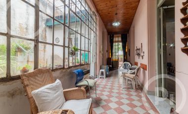 Casa antigua en VENTA en el corazón de Candioti norte, con gran terreno.