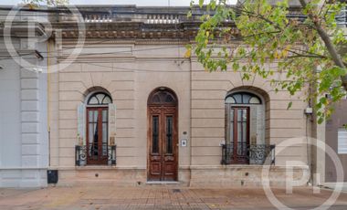 Casa antigua en VENTA en el corazón de Candioti norte, con gran terreno.