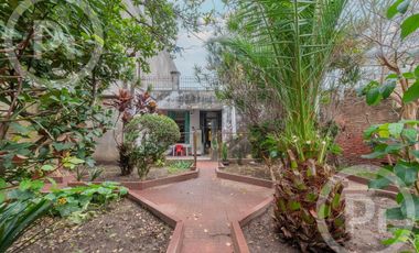 Casa antigua en VENTA en el corazón de Candioti norte, con gran terreno.