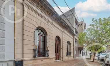 Casa antigua en VENTA en el corazón de Candioti norte, con gran terreno.
