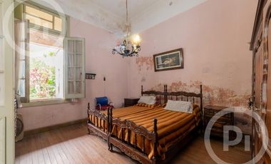 Casa antigua en VENTA en el corazón de Candioti norte, con gran terreno.
