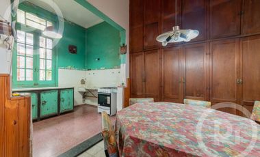 Casa antigua en VENTA en el corazón de Candioti norte, con gran terreno.