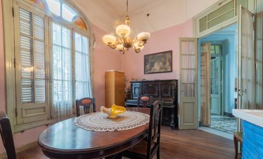 Casa antigua en VENTA en el corazón de Candioti norte, con gran terreno.