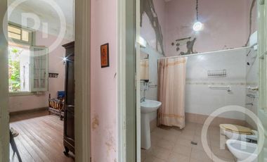 Casa antigua en VENTA en el corazón de Candioti norte, con gran terreno.