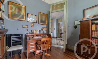Casa antigua en VENTA en el corazón de Candioti norte, con gran terreno.